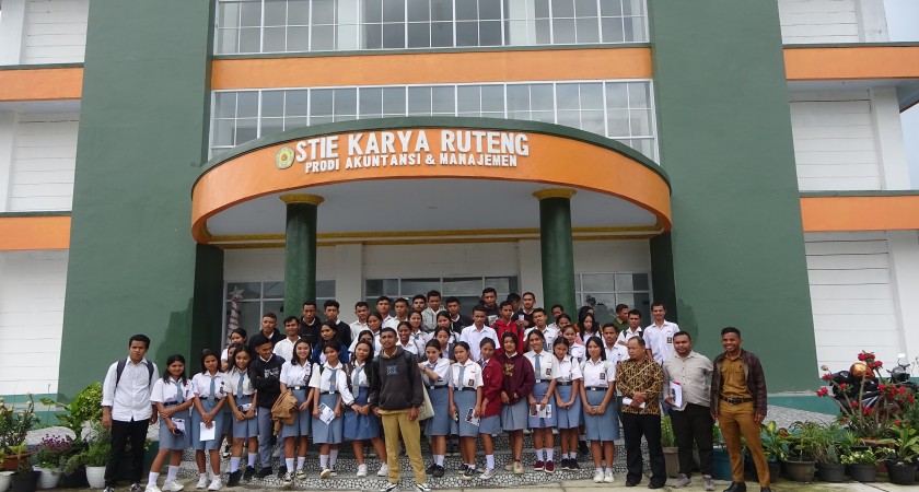STIE KARYA adakan Kegiatan Sharing Pengetahuan “Mengapa Kuliah Itu Penting” Bersama Siswa-Siswi SMK Indonesia Timur